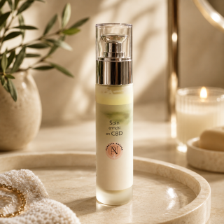 Soin enrichi au CBD Plantys Natura dans une ambiance skincare premium et lumineuse