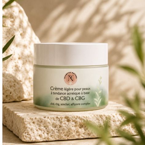 Crème légère CBD & CBG Plantys Natura pour peaux à tendance acnéique dans une ambiance skincare premium naturelle
