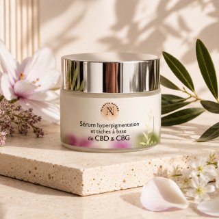 Sérum hyperpigmentation CBD & CBG Plantys Natura dans une ambiance skincare premium naturelle avec fleurs et pierre travertin