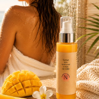 Femme après la douche utilisant le sorbet soin après-soleil CBD Plantys Natura dans une ambiance plage et spa estivale