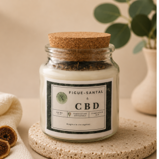 Bougie parfumée Figue-Santal au CBD Plantys Natura dans un bocal en verre avec bouchon en liège, ambiance naturelle et premium.