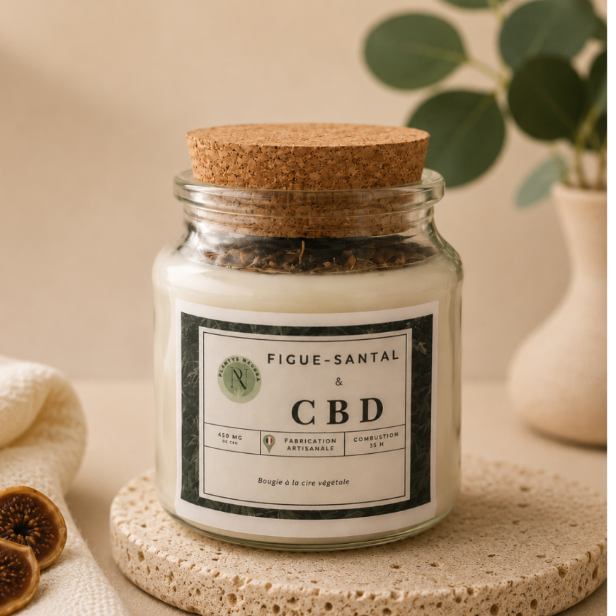 Bougie parfumée Figue-Santal au CBD Plantys Natura dans un bocal en verre avec bouchon en liège, ambiance naturelle et premium.