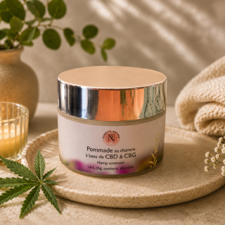 Pommade au chanvre CBD et CBG Plantys Natura présentée dans un univers cosmétique premium naturel et apaisant