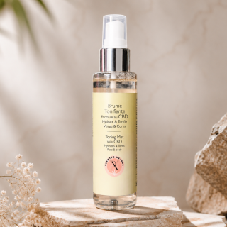 Brume tonifiante au CBD Plantys Natura sur fond cosmétique beige naturel